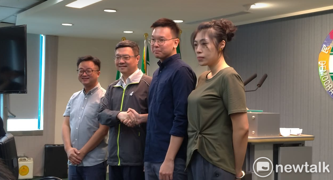 民進黨主席卓榮泰(左二)今天(15日)在黨中央召開中央黨部主管人事公布記者會。 圖:陳佩君/攝