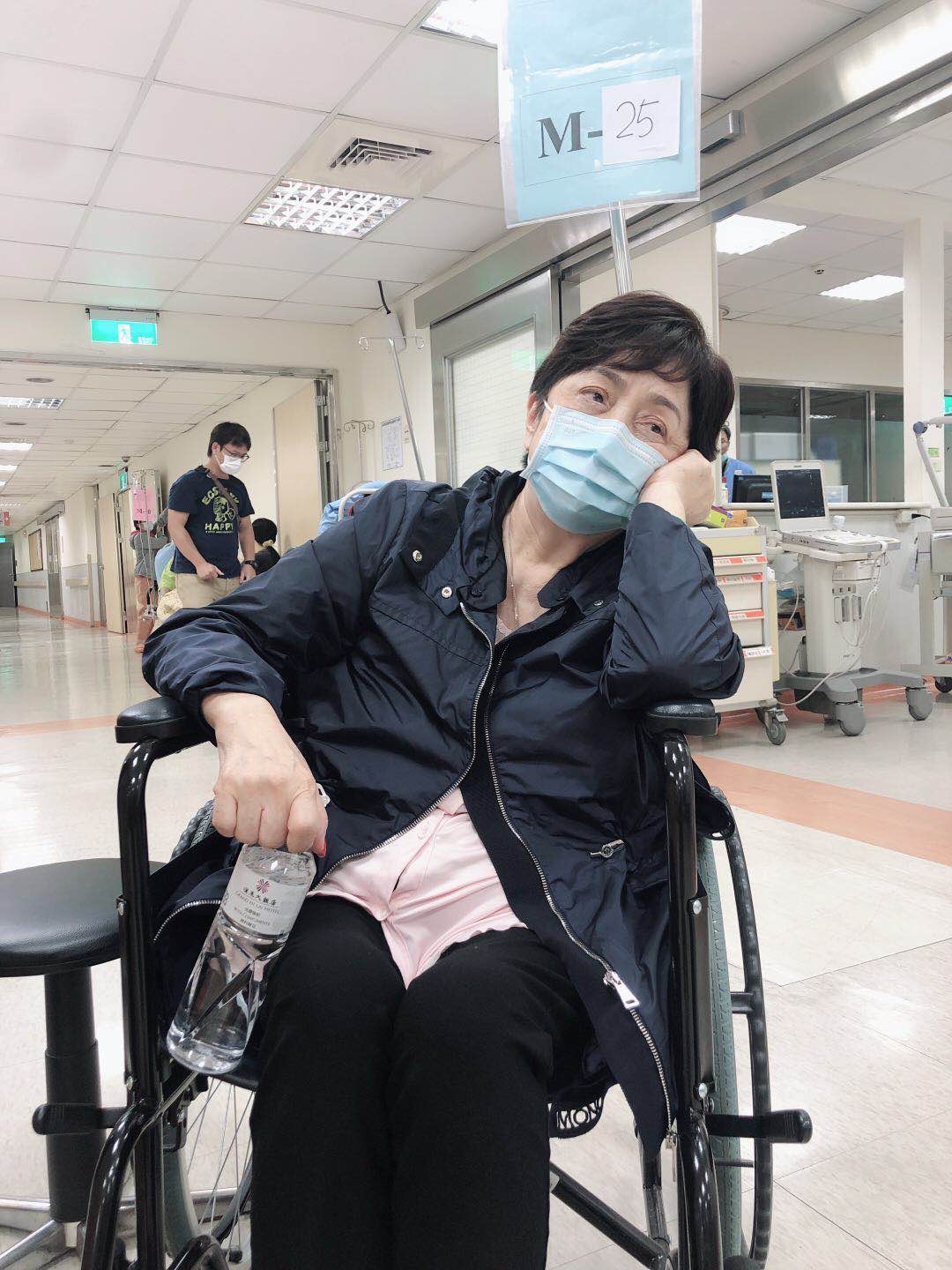 甄珍一臉病容坐在輪椅上。 圖：高雄市政府／提供
