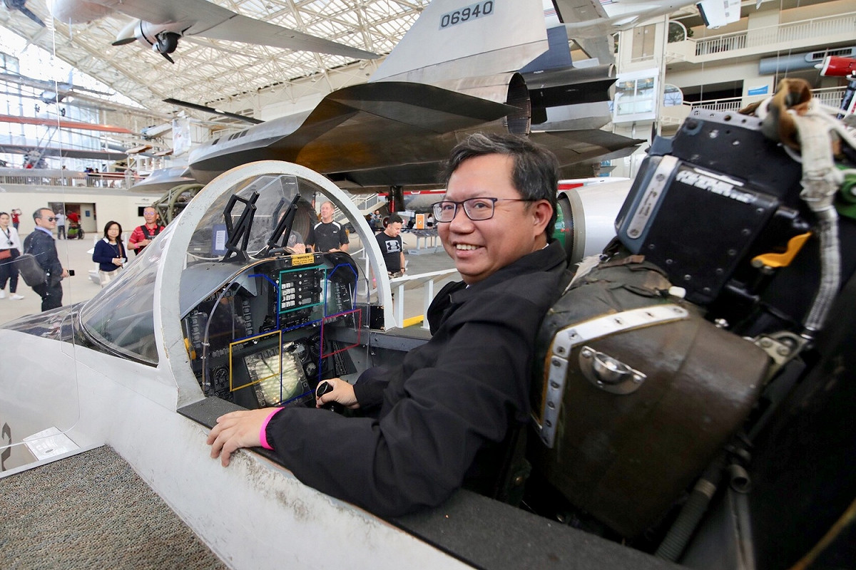 桃園市長鄭文燦參訪飛行博物館（Museum Of Flight），坐上駕駛座體驗駕機。 圖：桃園市政府/提供