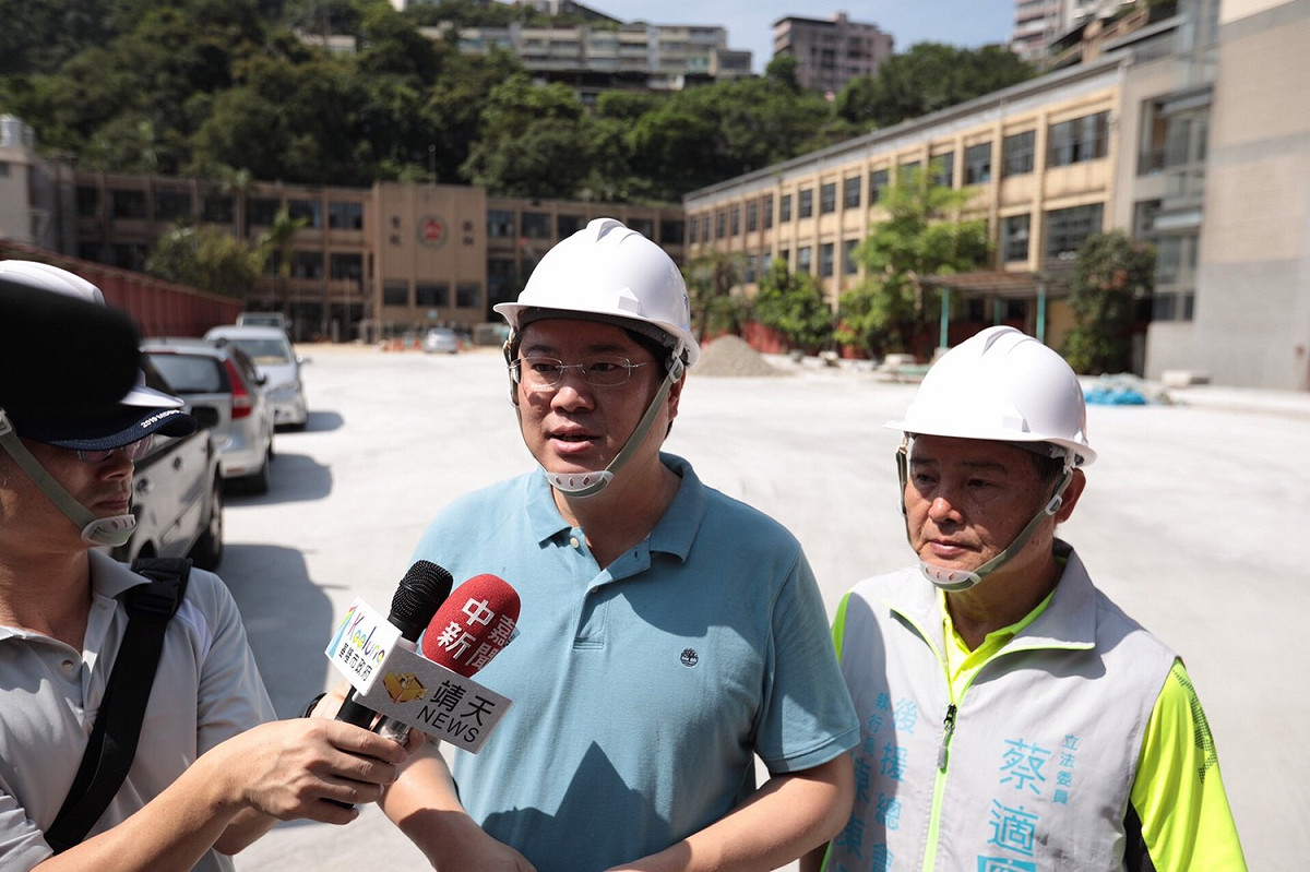 基隆市長林右昌前往視察信義國小校舍及地下停車場工程。 圖：基隆市政府 / 提供
