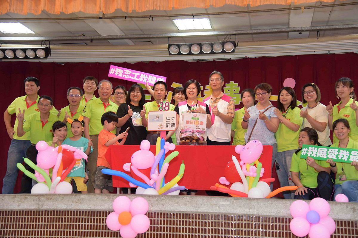 新北家扶中心展愛服務隊38年隊慶，現場近100人共襄盛舉，場面相當熱鬧與溫馨。 圖：新北市家扶中心提供