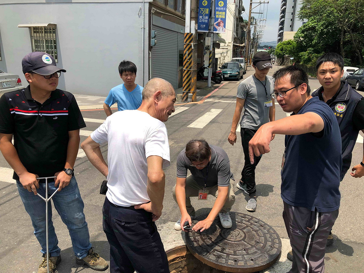 新北及桃園市環保局稽查員會合打開水溝蓋、清查水路，追查污染源。  圖：新北市環保局提供