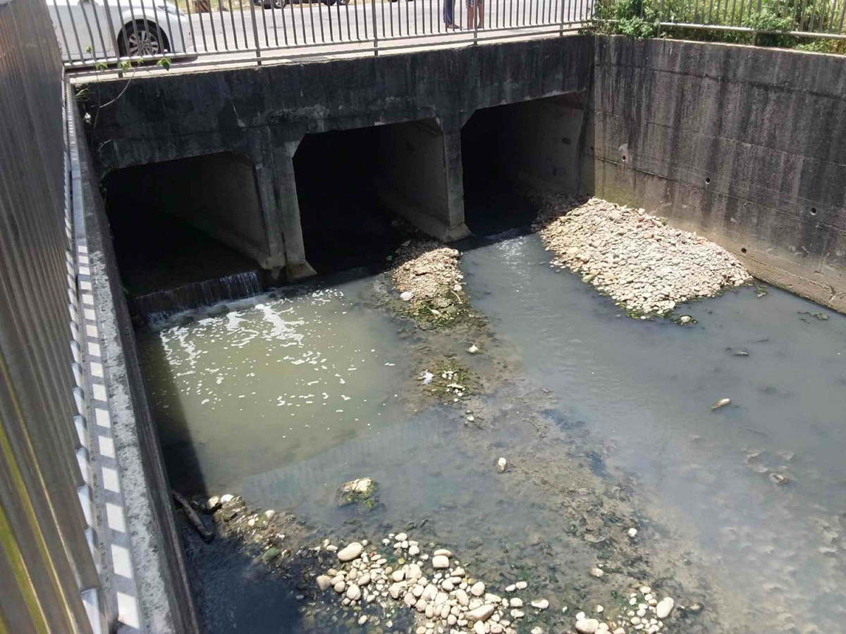 桃園市環保局在「環保共同打擊聯絡平台」通報，新北市鶯歌區隆五路39之1號前的箱涵有乳白色廢水。 圖：新北市環保局提供