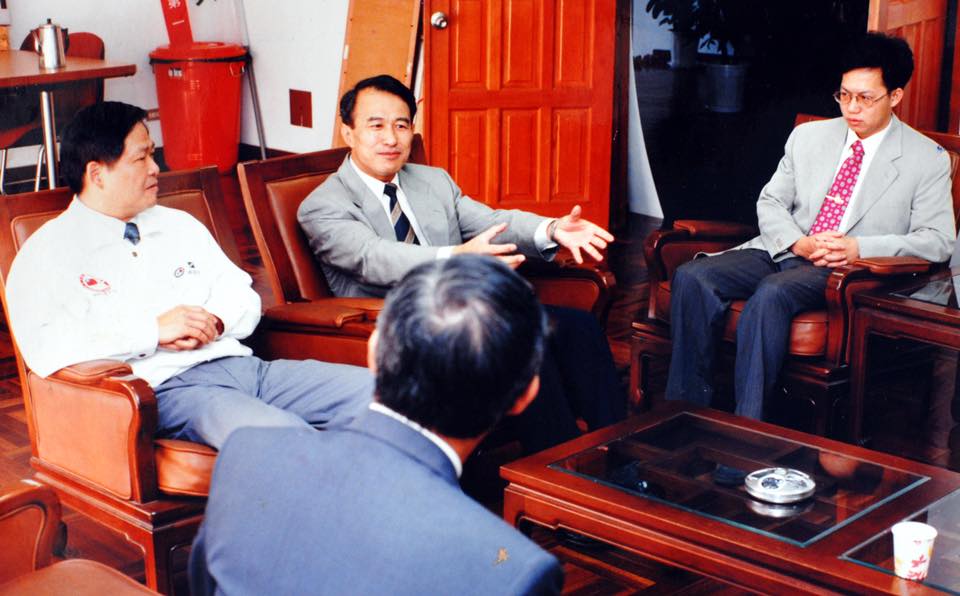 鄭文燦（右者）在野百合學運結束後選擇加入民進黨，擔任陳定南（中間者）當時參選台灣省長的競選團隊幕僚。 圖：翻攝鄭文燦臉書