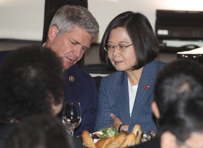 美國眾議院外委會首席議員麥考爾（左）接受福斯新聞訪問，談與總統蔡英文（右）會晤，他表示，對台軍售讓台灣得以自我防衛，免受中國侵犯。圖為蔡總統12日出席主流暨僑界人士晚宴，席間與麥考爾交換意見。 圖：中央社