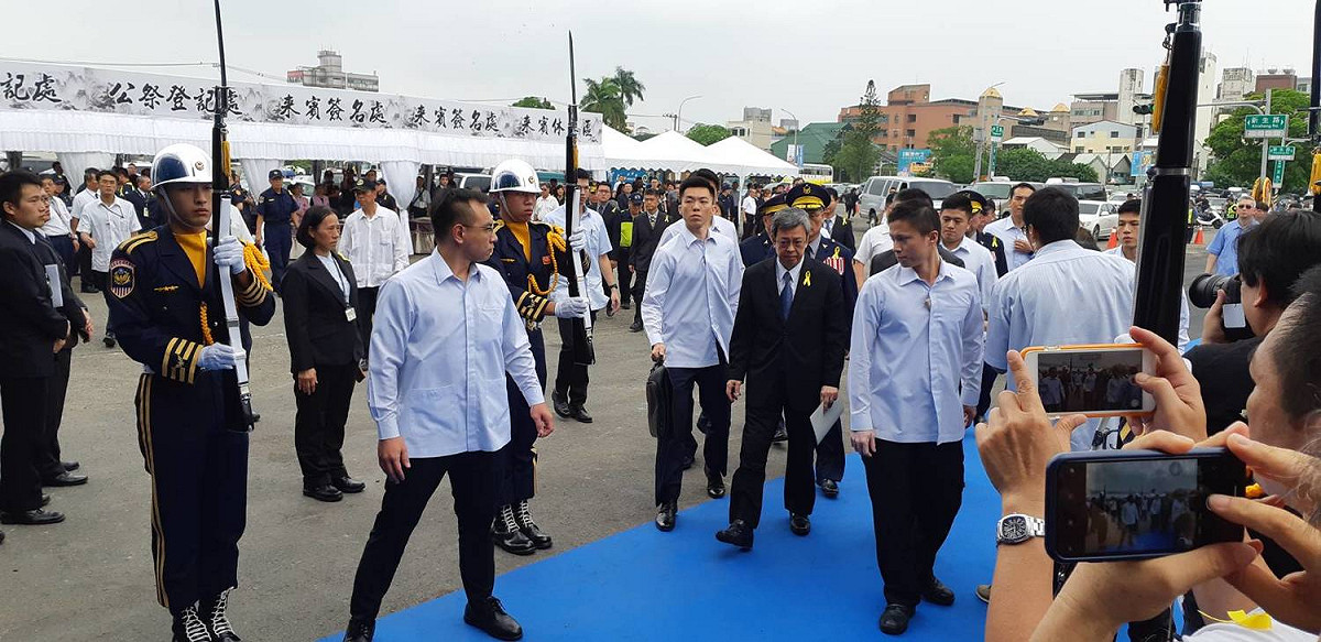 殉職鐵路警察李承翰告別式，副總統陳建仁到場致祭，並頒發褒揚令表彰英勇。 圖：蔡坤龍/攝
