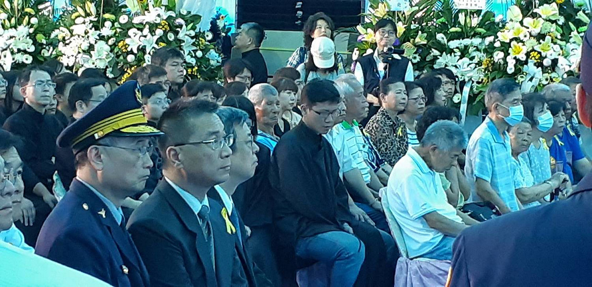殉職鐵路警察李承翰告別式，副總統陳建仁、內政部長徐國勇、警政署長陳家欽到場致祭；右邊為李承翰的爸爸媽媽和90歲的阿嬤。 圖：蔡坤龍/攝