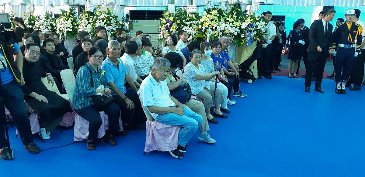 殉職鐵路警察李承翰告別式，李承翰的爸爸媽媽和高齡90歲的阿嬤。 圖：蔡坤龍/攝