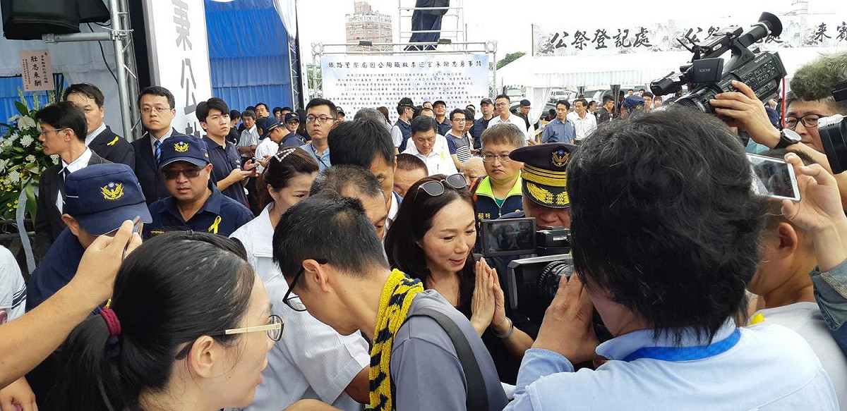 殉職鐵路警察李承翰告別式，高雄市長韓國瑜的夫人李佳芬代表高雄市府到場致祭，離開時雙手合十，不回答記者任何問題。 圖：蔡坤龍/攝
