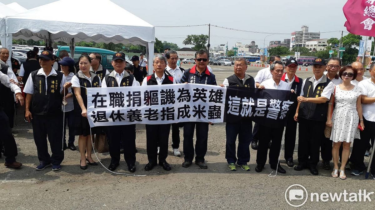 退警協會成員拉的白布條，布條上寫著「在職捐軀譏為英雄、退休養老指成米蟲、這就是警察」 圖：蔡坤龍/攝影