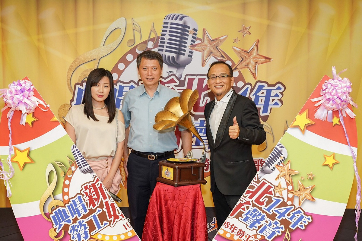 新北勞工之星歌唱大賽即日起受理報名，孔鏘（右起）、勞工局長陳瑞嘉及獲獎選手王冠倩，一起為活動宣傳。 圖：新北市勞工局提供
