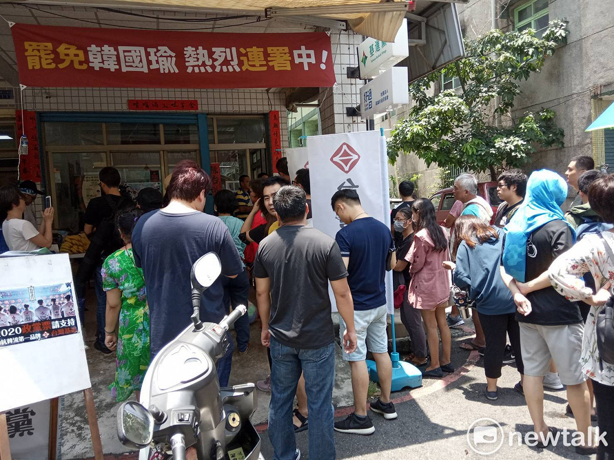台灣基進高雄黨部請吃香蕉煎餅，同時連署罷免韓國瑜。 圖：孫家銘／攝