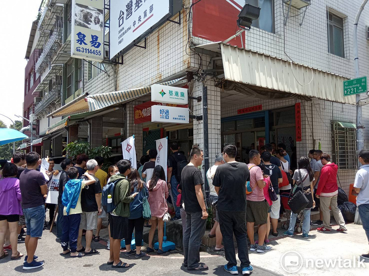 支持罷韓民眾大排長龍領取免費煎餅。 圖：孫家銘／攝