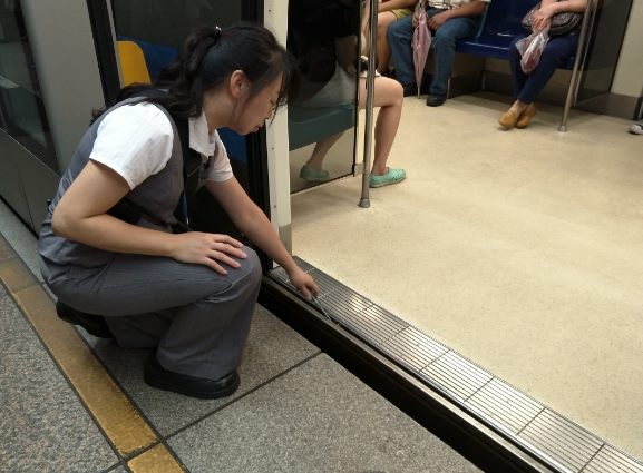 當車門產生異常，車站站長會立即抵達月台排除門溝中異物。 圖：台北捷運公司／提供