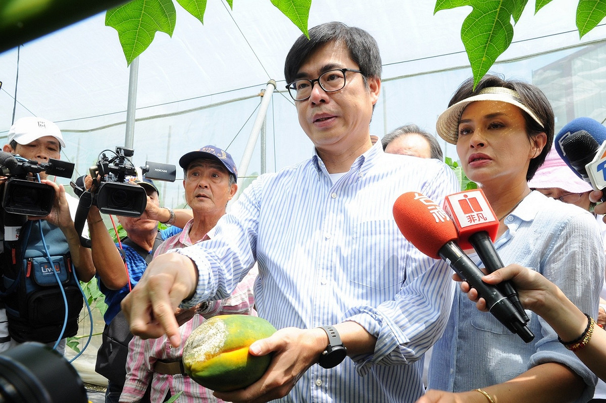 行政院副院長陳其邁今（17）天上午到高雄訪視農損情況。右為民進黨立委邱議瑩。 圖：行政院提供