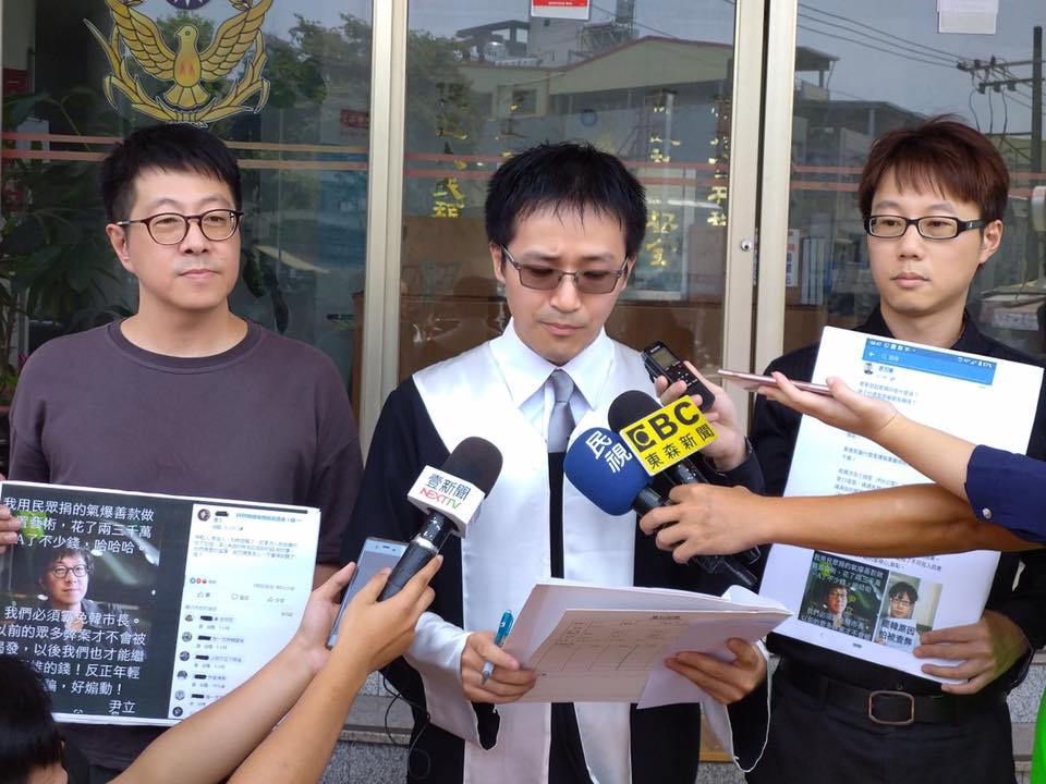Wecare高雄發起人尹立（左）、81氣爆自救會會長陳冠榮（右）在律師陪同下至楠梓派出所備案。 圖：取自 Wecare高雄 粉專