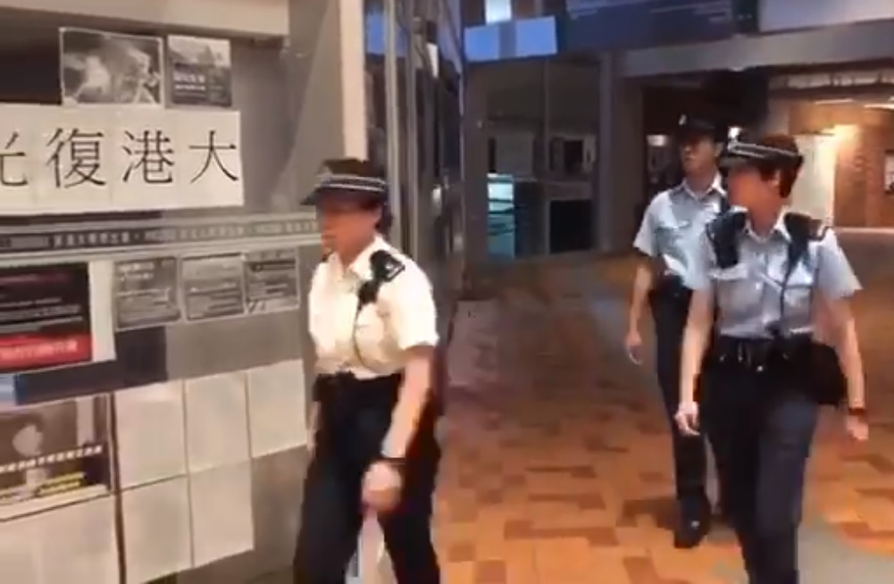 香港大學今（17）日凌晨傳出有3名警員進入校園，並且在學生會大樓外徘徊。 圖：翻攝自香港大學反送中關注組臉書