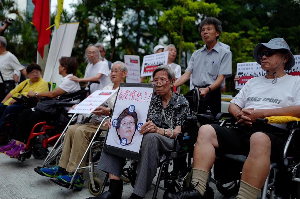 香港銀髮族力挺年輕人的反送中運動，17日發起靜默遊行，有不少長者坐著輪椅上街頭。 圖：翻攝自香港「銀髮族老而不廢」臉書