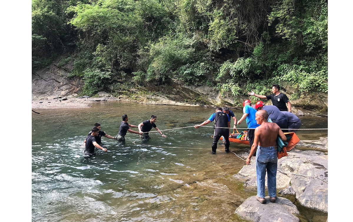 一名遊客為拍照失足跌入屏東縣瑪家鄉牛角灣溪，瑪家消防分隊在涼山特勤隊的支援下前去搜救。 圖：翻攝自網路