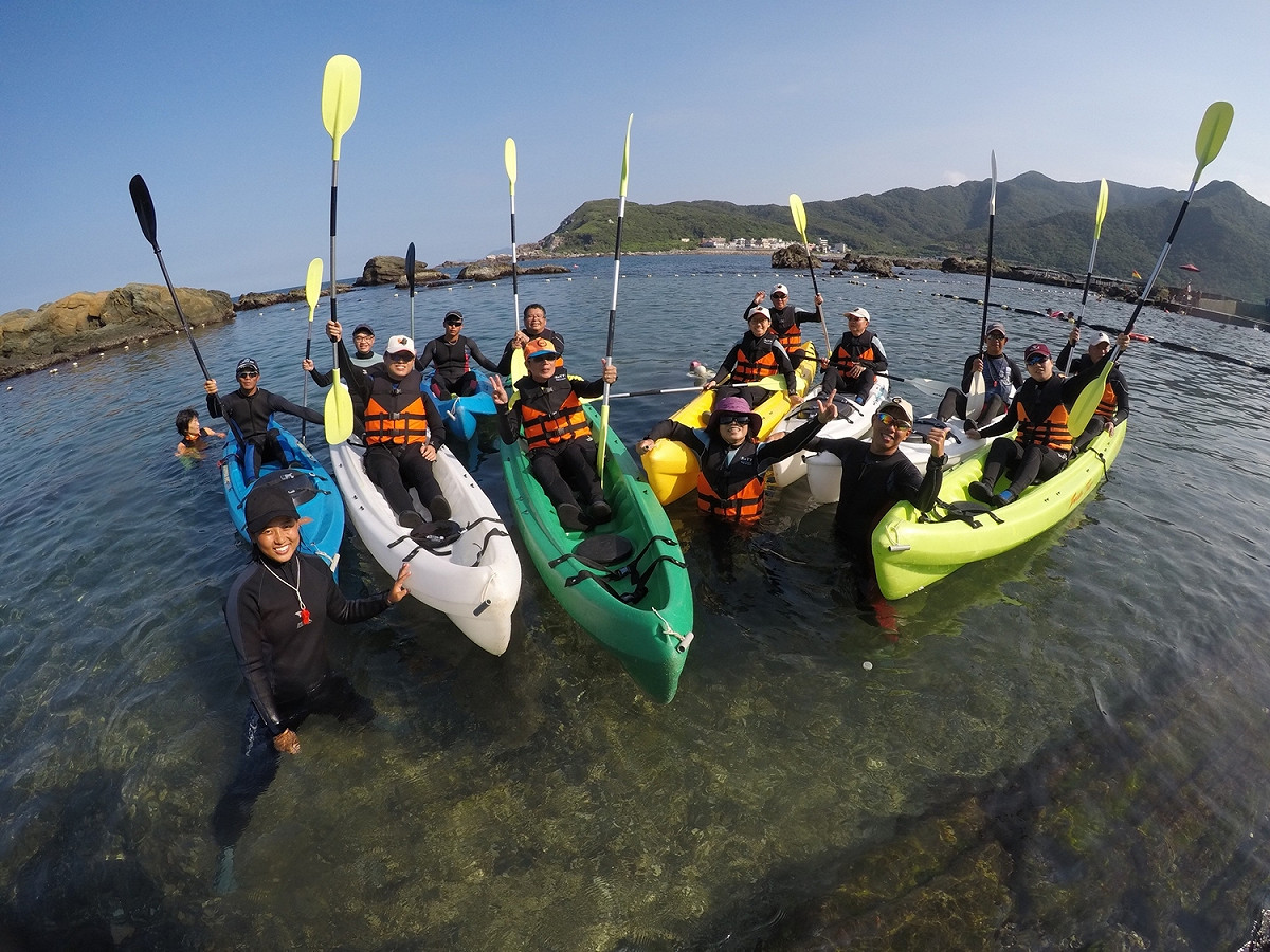夏天就是要玩水!業者推出浮潛暨獨木舟課程，讓旅客可以下海體驗。 圖：新北市政府觀光旅遊局/提供