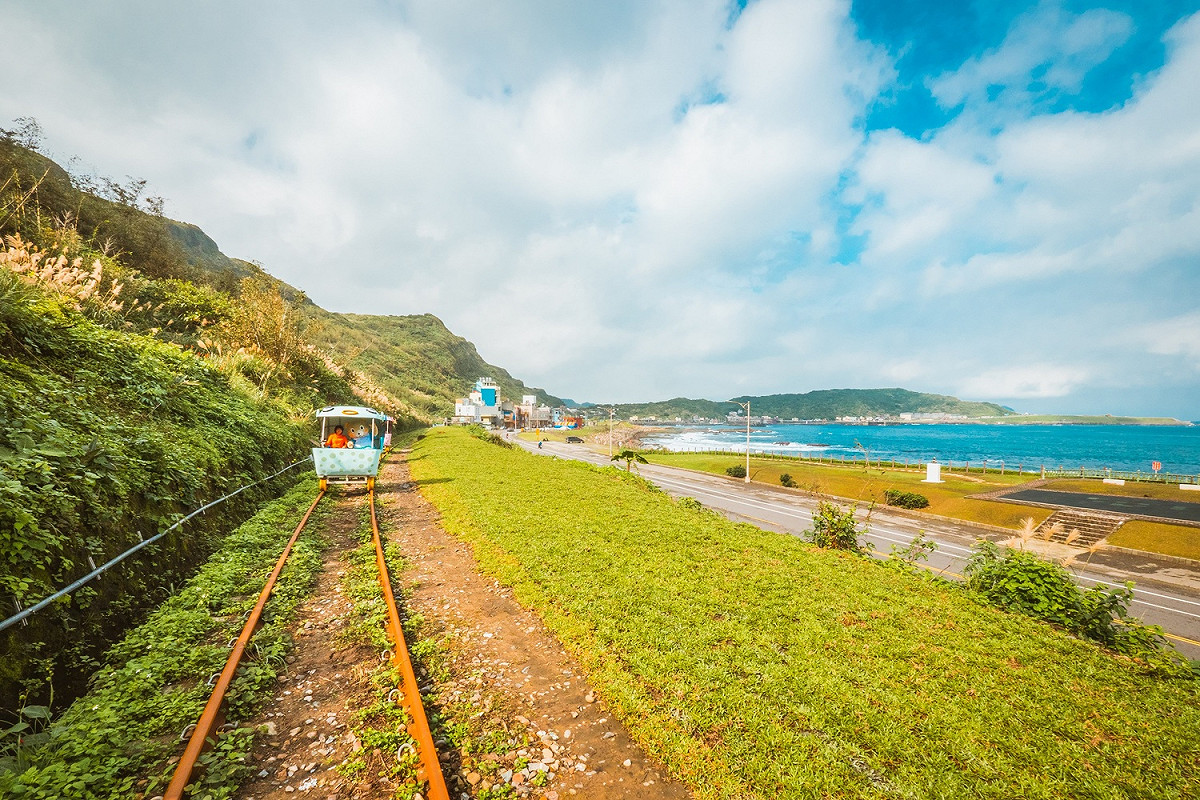 「深澳鐵道自行車」沿著海岸線騎車、飽瞰山海美景。 圖：新北市政府觀光旅遊局/提供