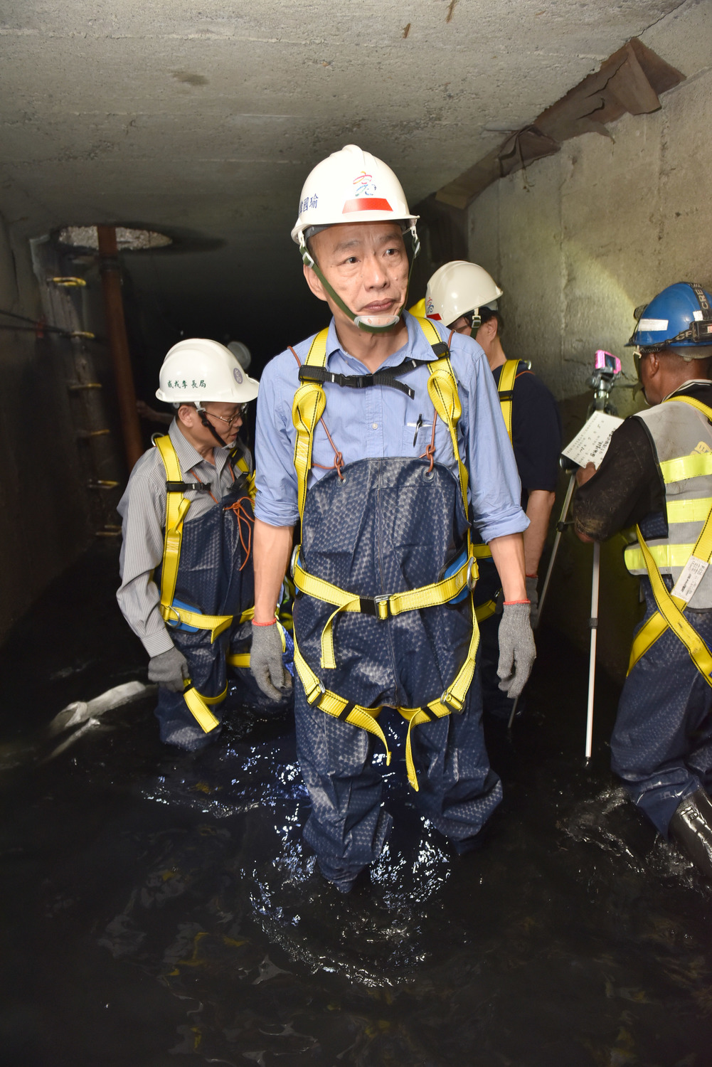 高雄市長韓國瑜日前勘察下水道清淤。資深媒體人黃暐瀚形容韓現在陷在「私德」、「市政」的小牙籤 圖 : 翻攝自韓國瑜臉書（資料畫面）