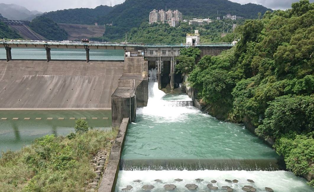 考量後續可能因熱帶低氣壓及颱風外圍環流帶來大雨，石門水庫進行調節性放水。 圖：北區水資源局/提供