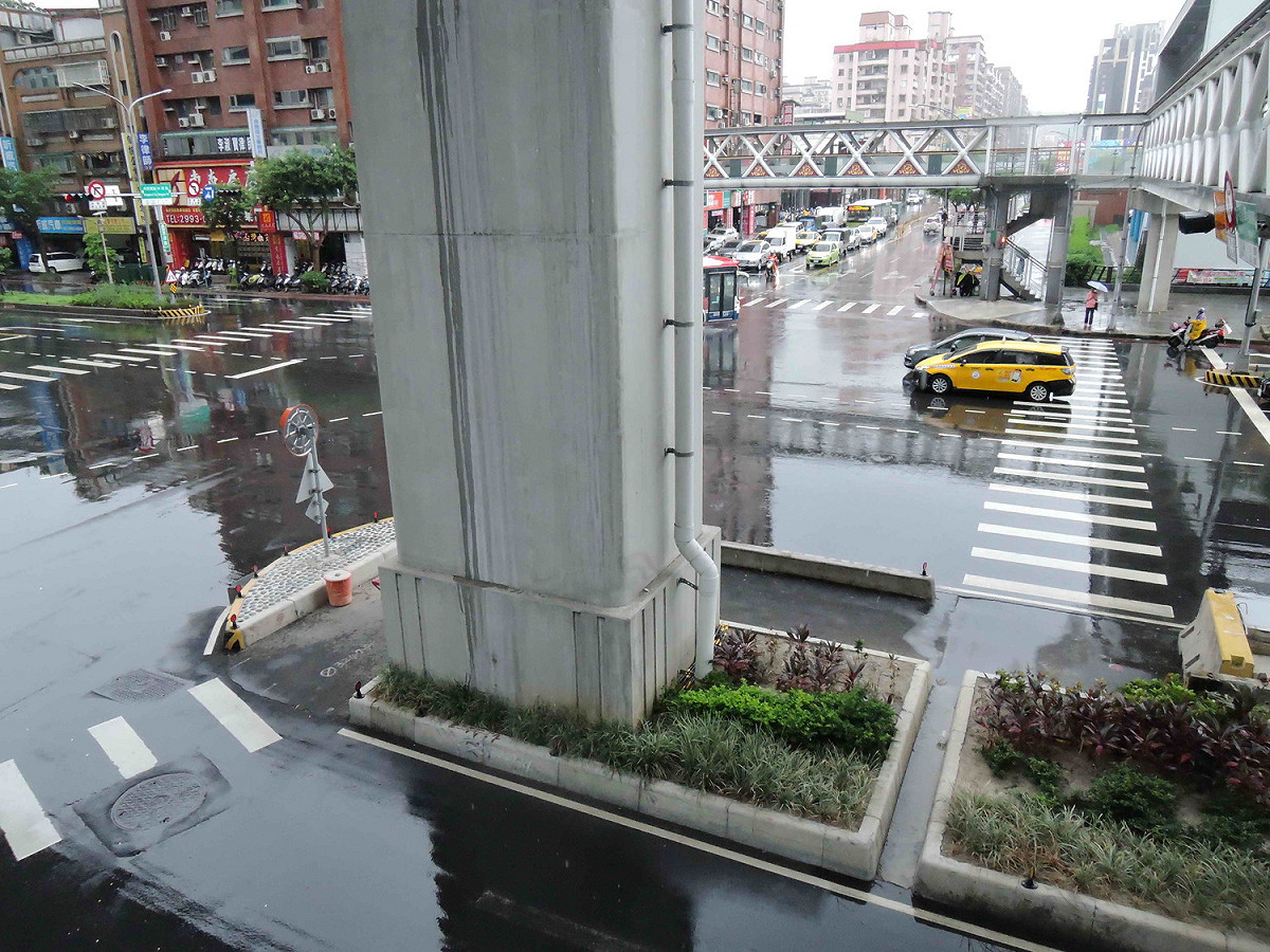 新莊區頭前路、中原東路口新劃設的行人穿越道未後縮，「正沖」人行道上的花圃。 圖：新北市交通局提供