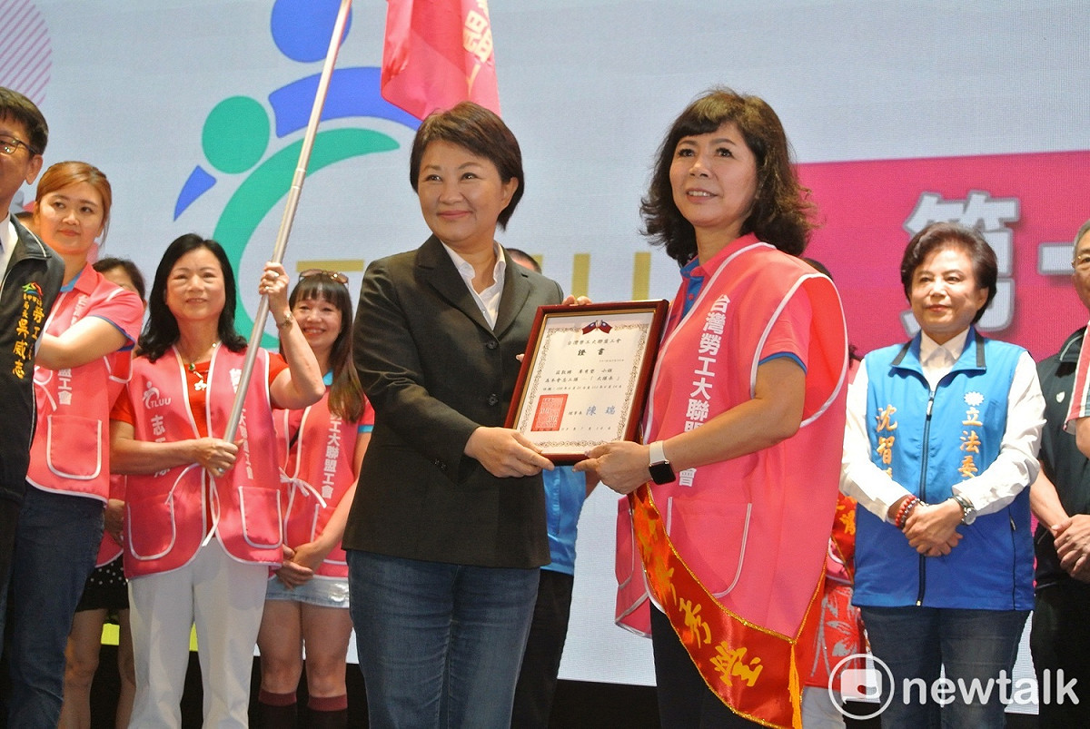 台中市長盧秀燕授證給志工隊長廖秀瑩。 圖：唐復年/攝