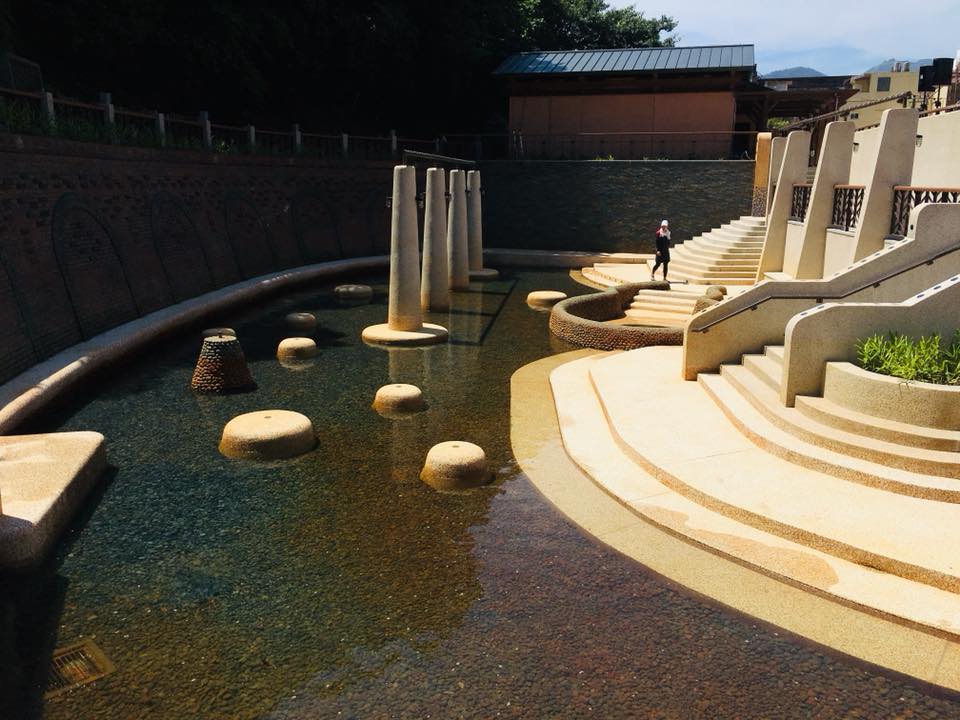 新的蘇澳冷泉園區加寬台階和休息區，空間利用上更舒適。 圖：水水蘇澳臉書／翻攝