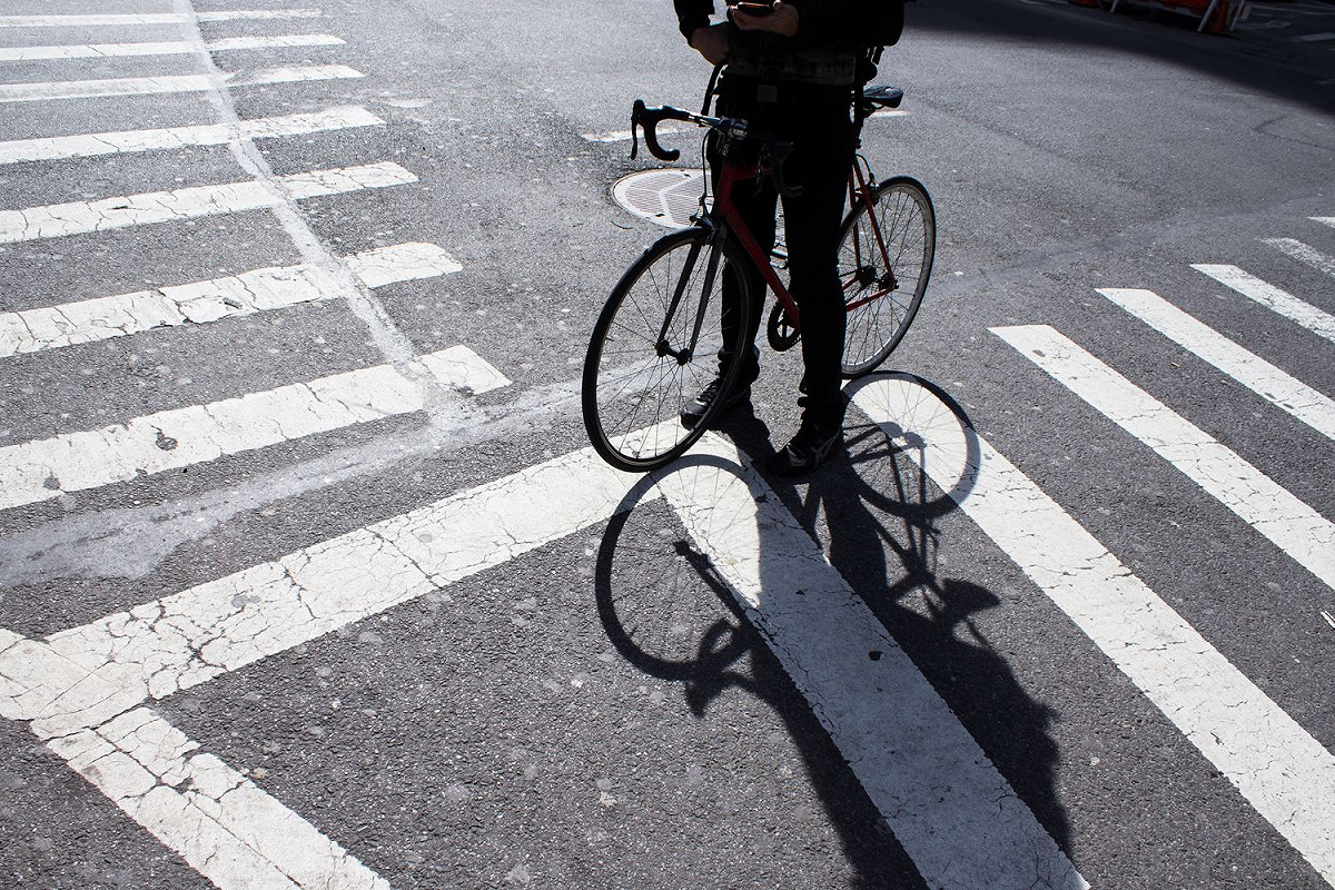 自行車騎在斑馬線上是違規的。 示意圖／取自 Unsplash