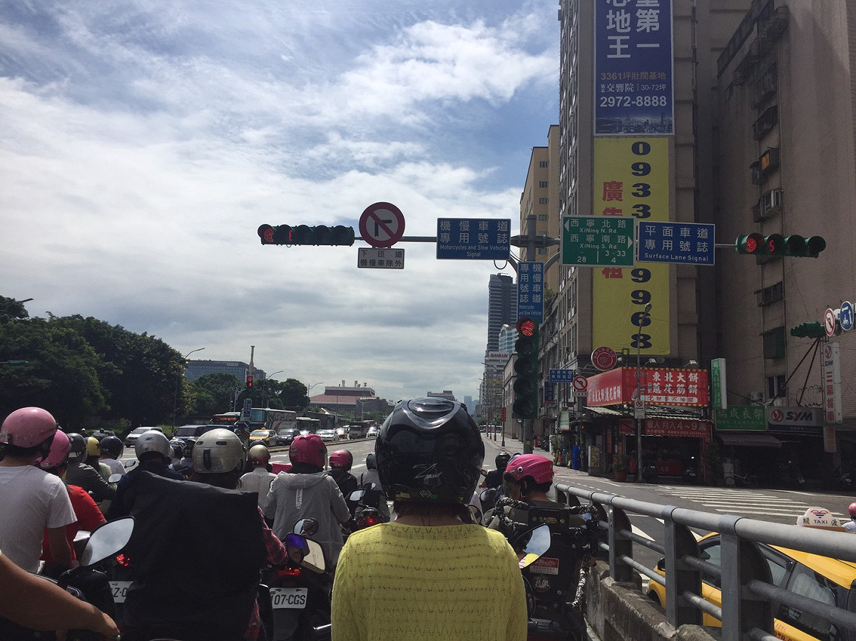 中央氣象局表示，今（25）日太平洋高壓持續影響加上西南風，各地天氣仍為多雲到晴穩定炎熱型態 圖：閻芝霖/攝