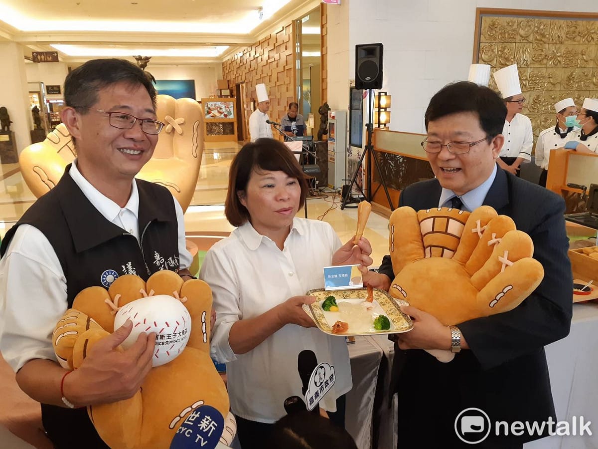 為了迎接棒球熱，嘉義耐斯王子大飯店推出「味全龍玉環蝦」佳肴。 圖：蔡坤龍/攝