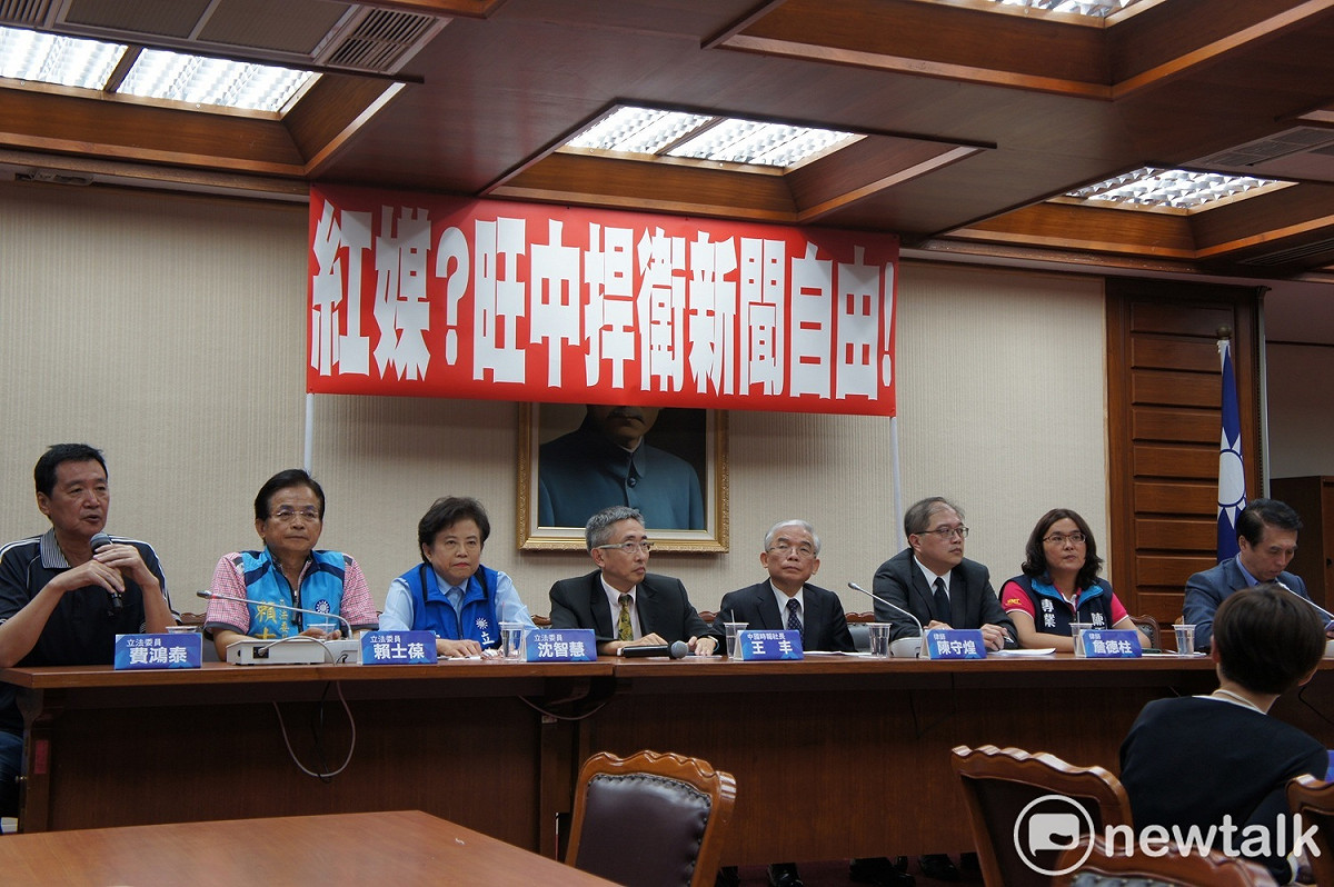 中國時報社長王丰召開記者會，揚言對金融時報等媒體提告。 圖：黃建豪/攝