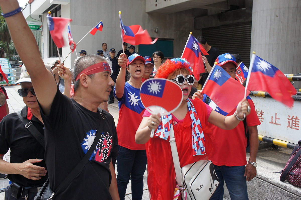 十多名韓粉在立法院外聲援旺旺中時集團。 圖：黃建豪/攝