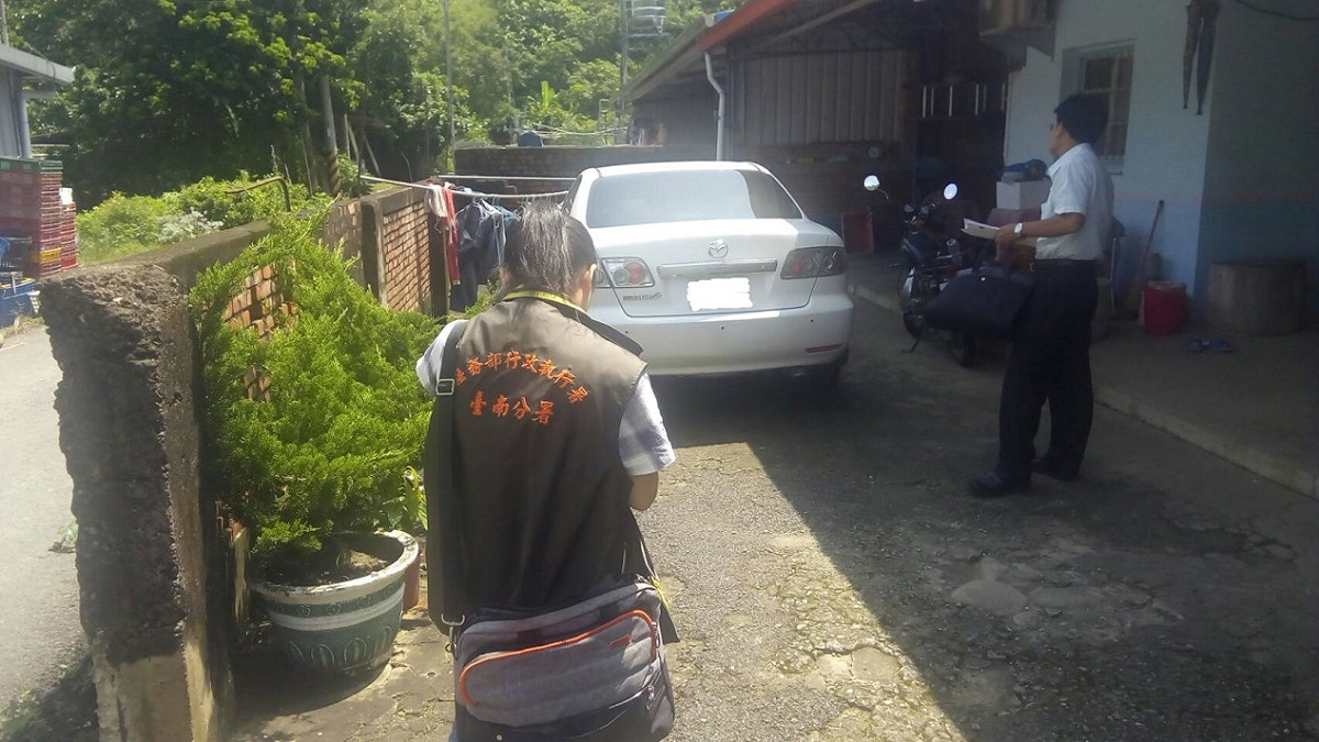 南區養護工程分局前（17）日配合台南行政執行分署，主動查訪已遭移送執行但遲不繳費之義務人住所，當場發現欠費車輛並由執行分署逕行查扣。 圖：交通部高公局/提供
