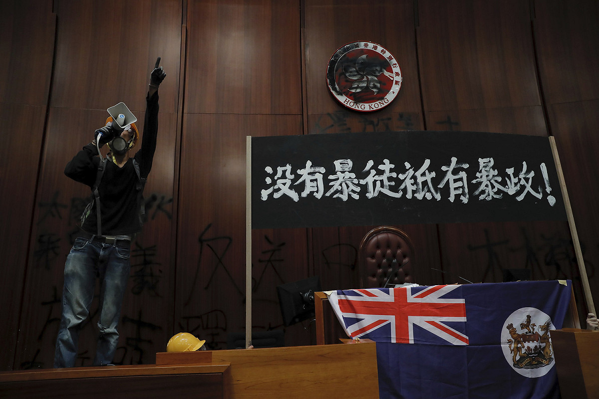 2019年衝進香港立法會的「反送中」抗議民眾。（資料照片） 圖：達志影像 / 美聯社