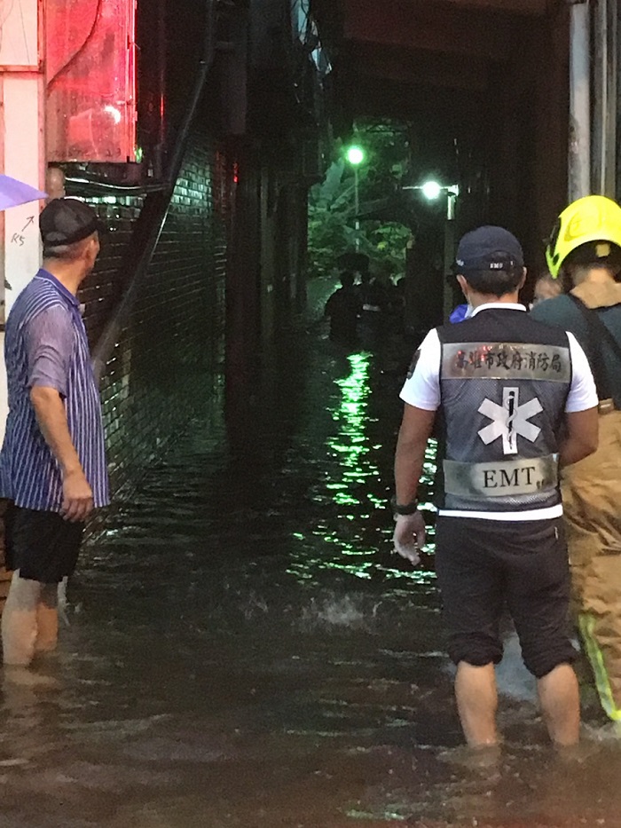 高雄市消防局搶救三民區建工路受困民眾。 圖 : 翻攝自網路