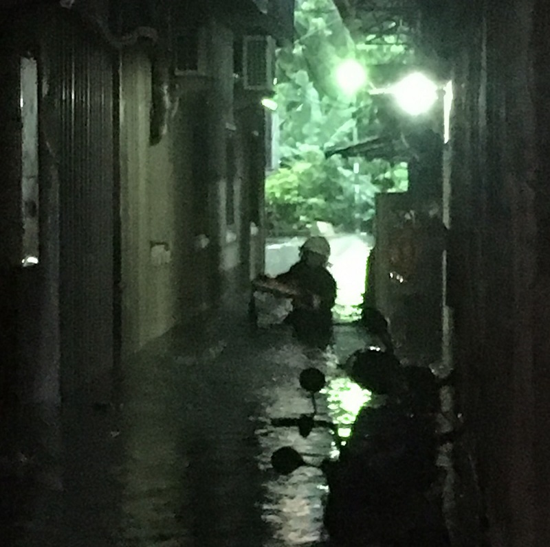 消防局協助民眾移至2樓安置。 圖 : 翻攝自網路