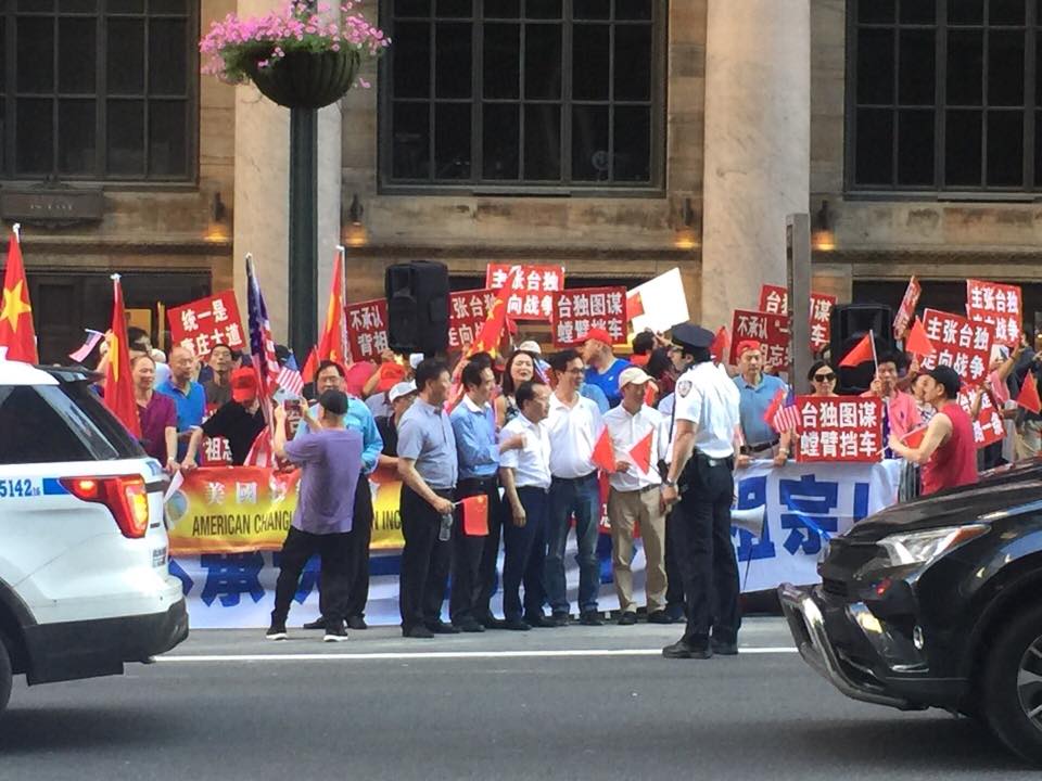總統蔡英文過境美國丹佛市又遇抗議，隨行的民進黨立委管碧玲在臉書上開嗆「中國中央廚房」指揮！ 圖/取自立委管碧玲臉書