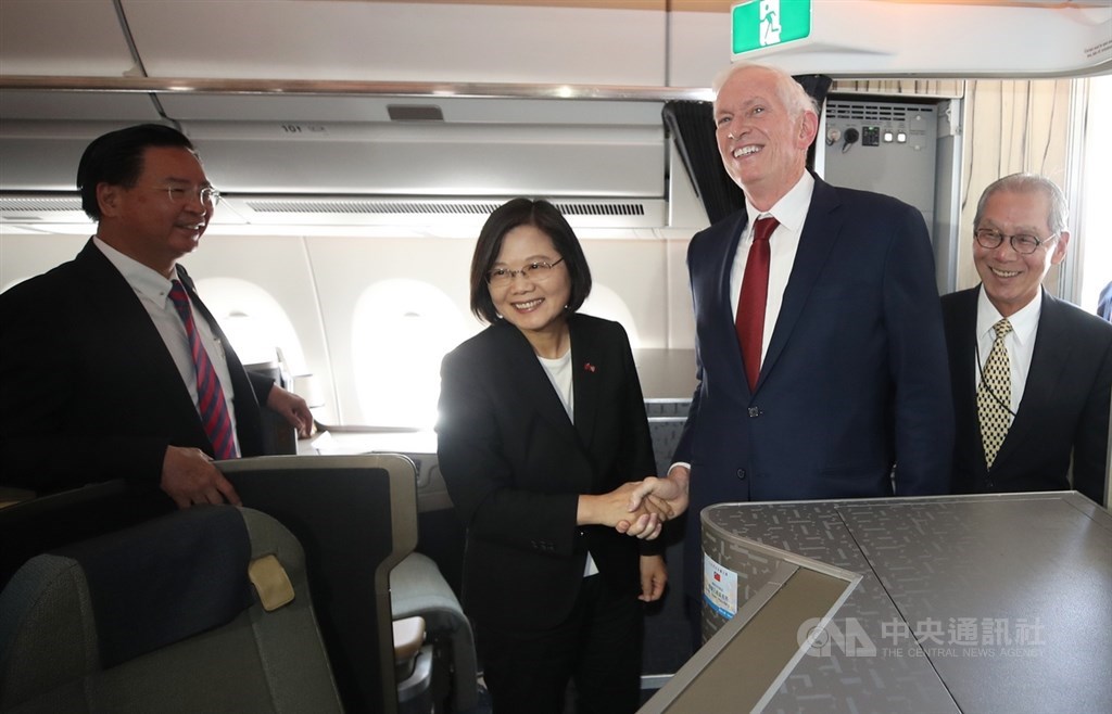 總統蔡英文（左2）出訪加勒比海4個友邦後，回程過境美國丹佛。班機抵達後，美國在台協會主席莫健（James Moriarty）（右2）、駐美代表高碩泰（右）等人上專機迎接蔡總統。 圖/中央社