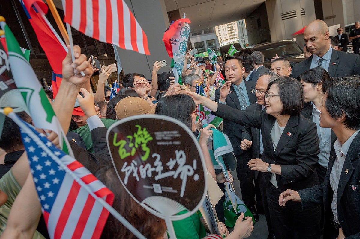 總統蔡英文抵達丹佛，抵達飯店時，僑胞高喊「蔡總統加油」。 圖/總統蔡英文臉書