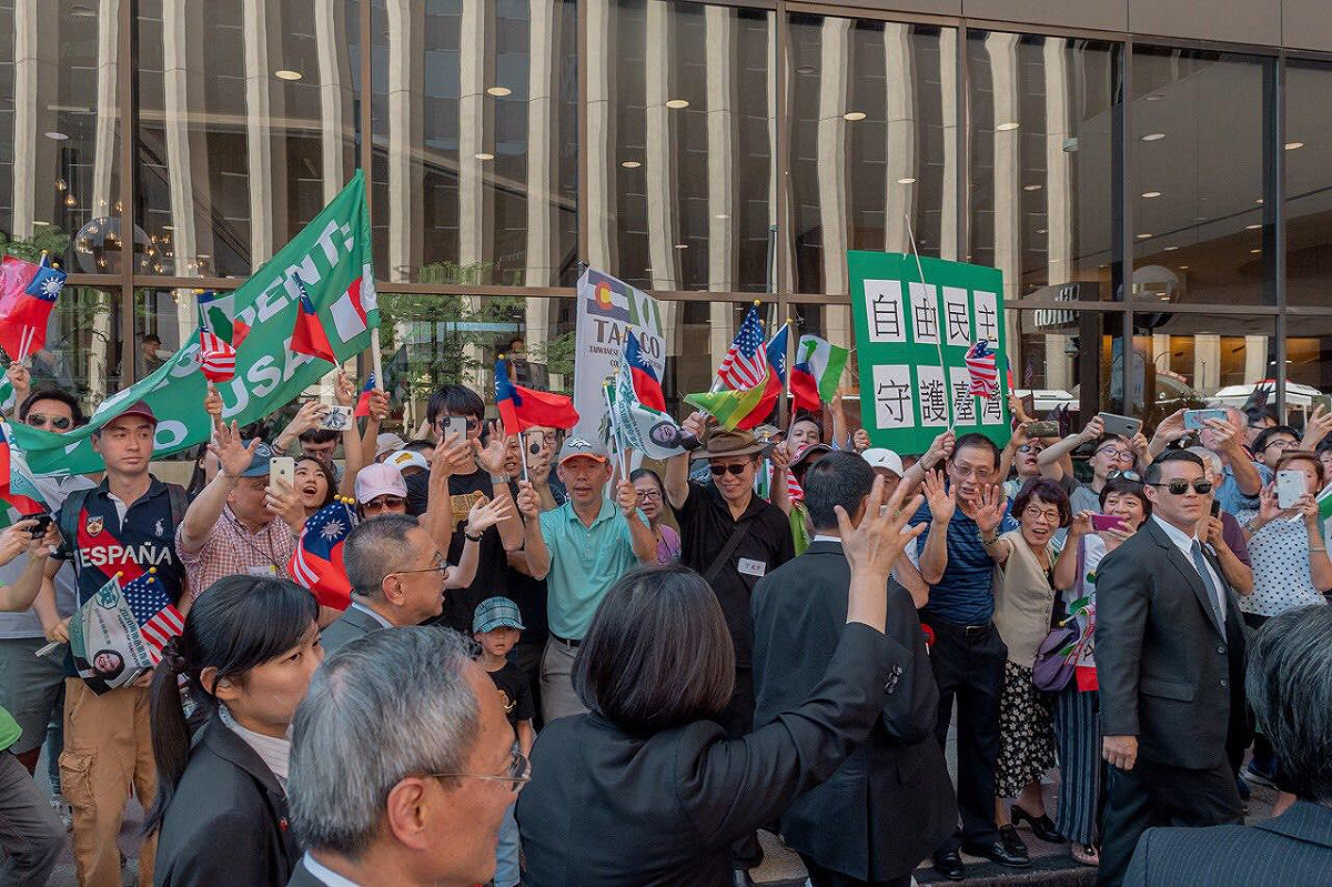 總統蔡英文抵達丹佛，抵達飯店時，僑胞高喊「蔡總統加油」。 圖/總統蔡英文臉書