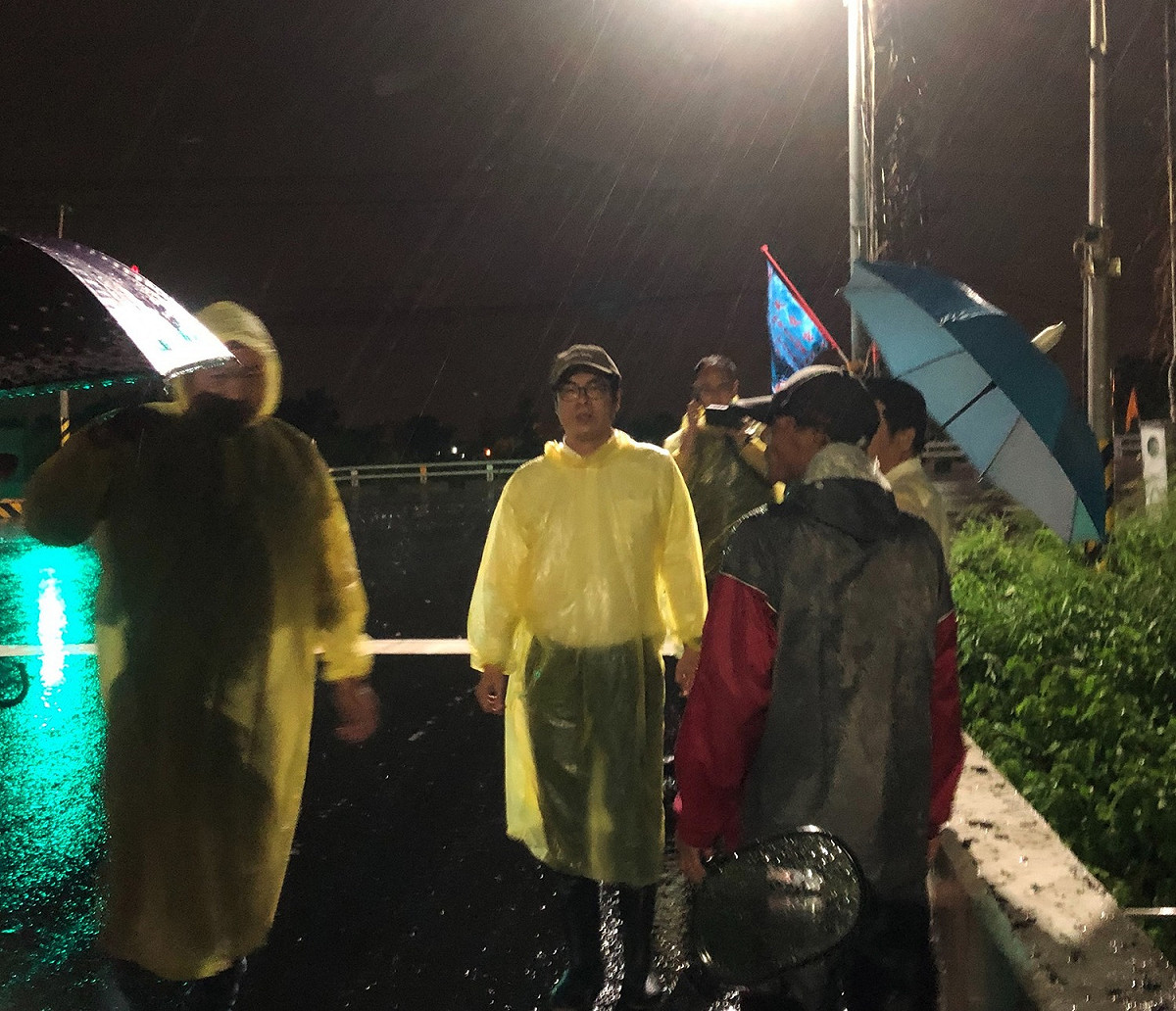 高雄昨日下起大豪雨，多處地區傳出淹水災情，行政院副院長陳其邁得知後，立即南下高雄勘災。 圖：翻攝自陳其邁臉書