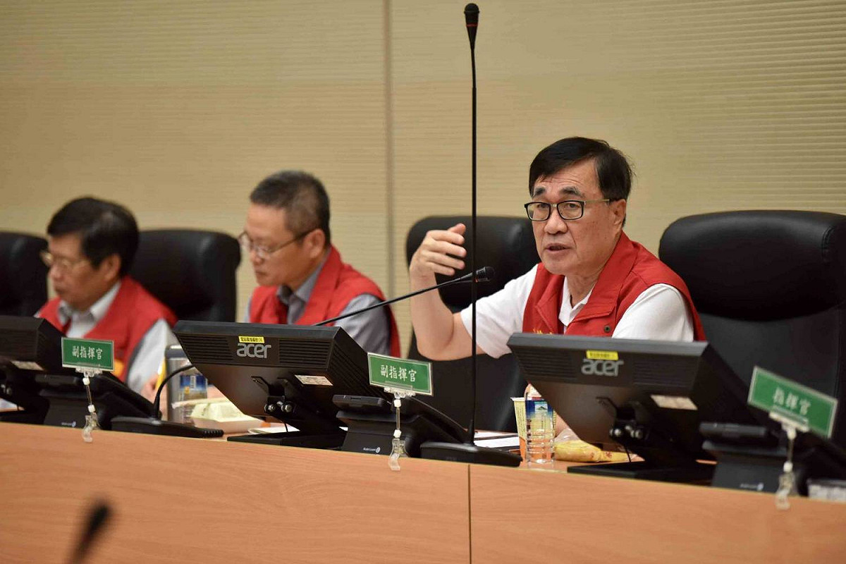 高雄市副市長李四川（右）代市長韓國瑜主持豪雨第2次工作會議。 圖：高雄市政府／提供