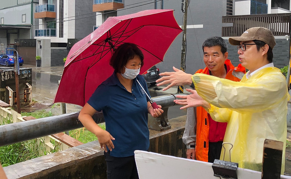 陳其邁在高雄各地忙著視察，今天走訪仁武、岡山等地。 圖/翻攝自陳其邁臉書