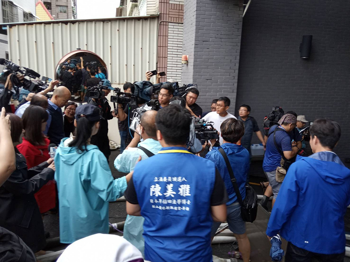 韓國瑜步下地下室視察淹水情形。 圖：孫家銘／攝