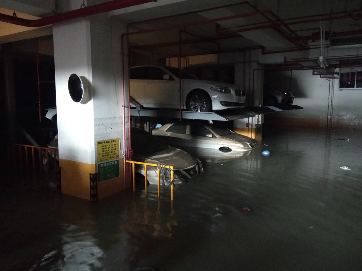 裕藏富邑大廈地下室淹水，汽車泡在水裡。 圖：孫家銘／攝