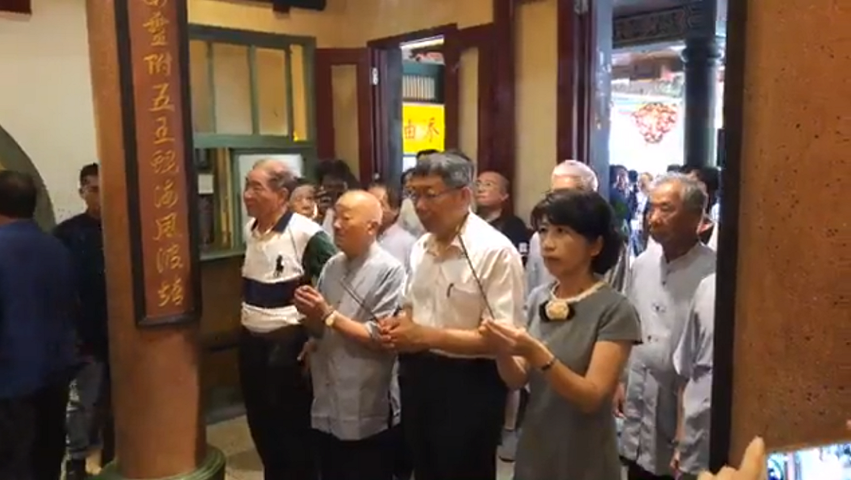 台北市長柯文哲和太太陳佩琪(右)在台南北門區南鯤鯓代天府參拜。資料照片。 圖：翻攝柯粉俱樂部臉書直播
