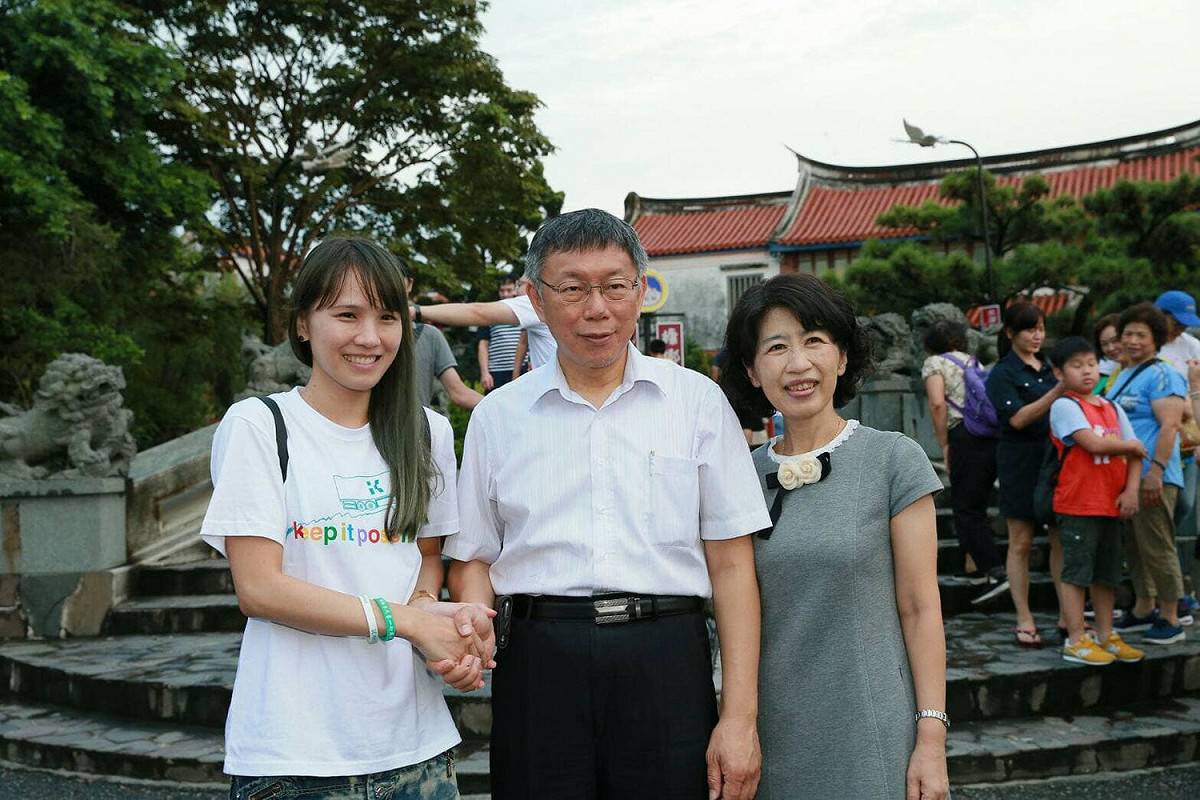 台北市長柯文哲和太太陳佩琪抵台南北門區南鯤鯓代天府參拜，與柯粉合影。 圖：翻攝柯粉俱樂部臉書